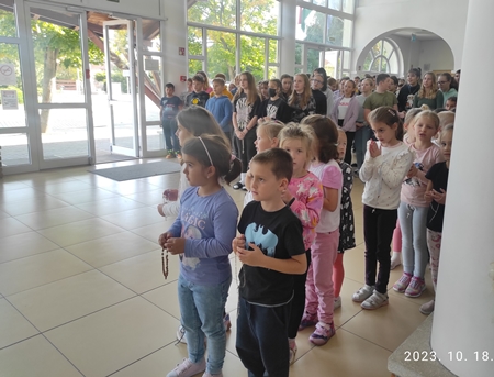Egymillió gyermek imádkozza a rózsafüzért